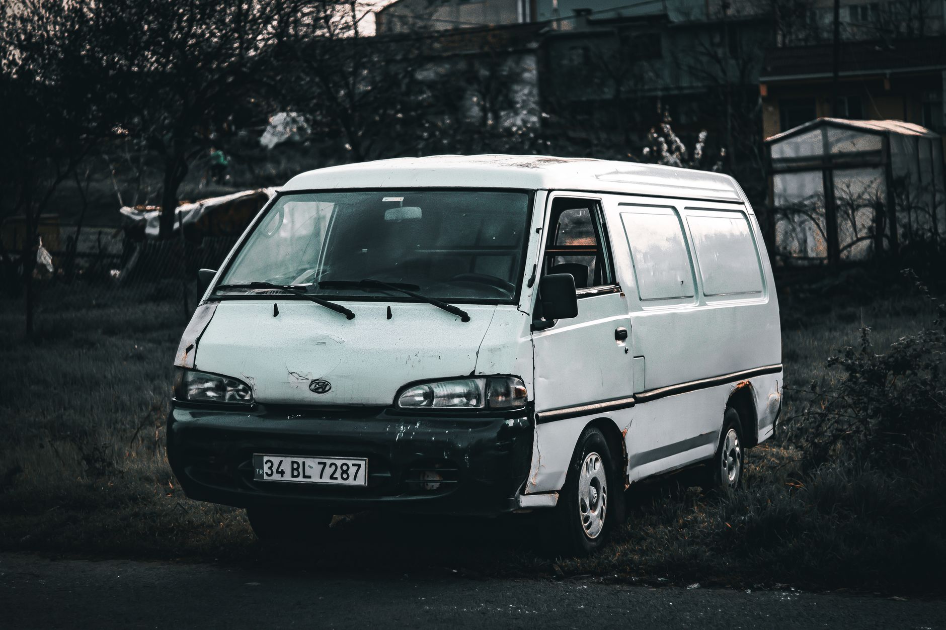 Van branca antiga estacionada em uma área externa